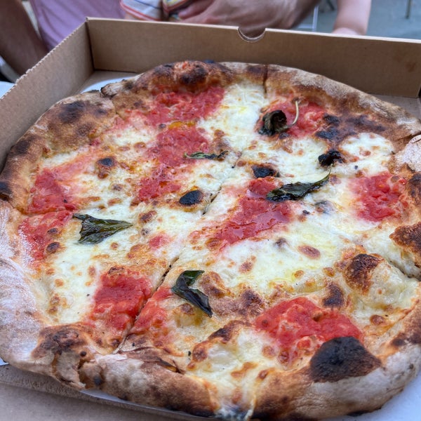 Foto diambil di Razza Pizza Artiginale oleh David Z. pada 6/26/2022
