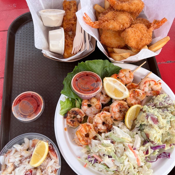 Снимок сделан в Malibu Seafood Fresh Fish Market &amp; Patio Cafe пользователем David Z. 1/7/2023