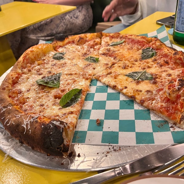 Foto scattata a Old Greg’s Pizza da David Z. il 12/5/2022