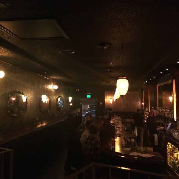 Foto diambil di Bar 355 oleh Stephanie N. pada 11/11/2015