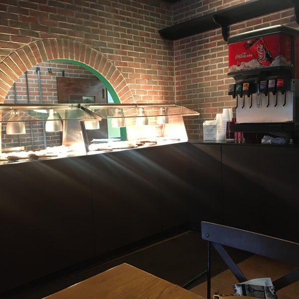 Tomatoes Apizza Pizzería en Farmington