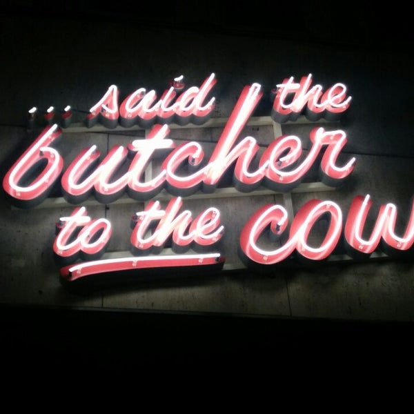 Das Foto wurde bei said the butcher to the cow von Mariebeth A. am 5/21/2014 aufgenommen