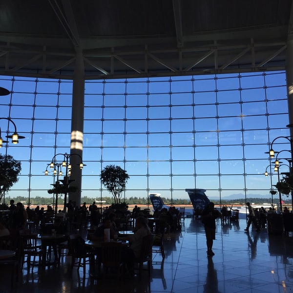 Foto tomada en Seattle-Tacoma International Airport (SEA)  por Sam S. el 6/26/2015