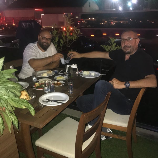 Das Foto wurde bei Çakıl Restaurant - Ataşehir von Albatros am 8/8/2018 aufgenommen
