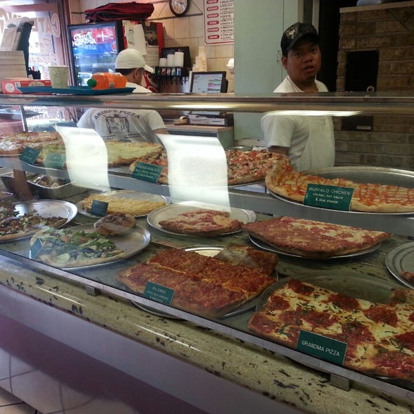 9/25/2014 tarihinde Dimitar D.ziyaretçi tarafından Krispy Pizza - Brooklyn'de çekilen fotoğraf