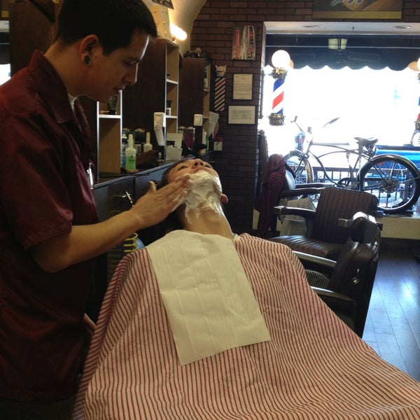 Foto scattata a Pacific Barber Shop da Russell B. il 1/13/2013