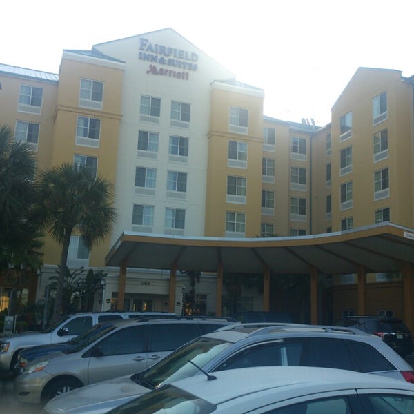 รูปภาพถ่ายที่ Fairfield Inn &amp; Suites by Marriott Orlando at SeaWorld โดย Robin R. เมื่อ 10/4/2013