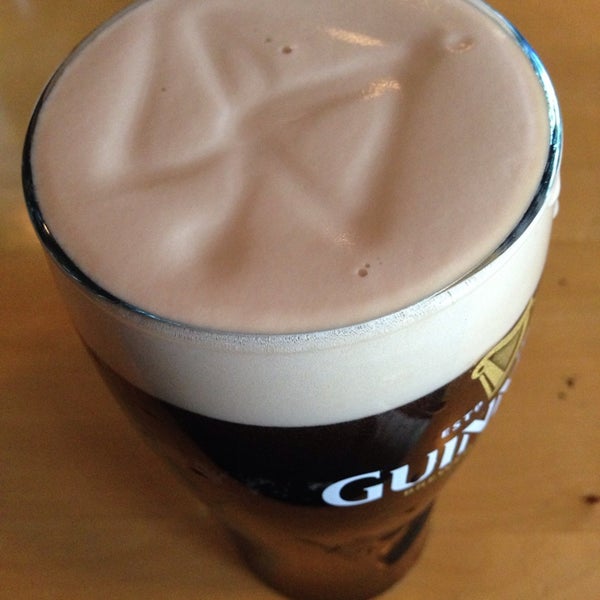 รูปภาพถ่ายที่ Galway Bay Irish Restaurant &amp; Pub โดย Sean S. เมื่อ 2/22/2014