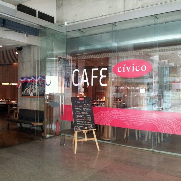 Foto diambil di Café Cívico oleh Guido R. pada 9/23/2013