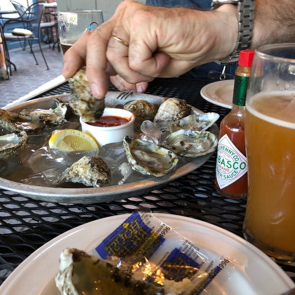 Photo taken at Berret&#39;s Seafood Restaurant and Taphouse Grill by Bernice K. on 8/24/2018