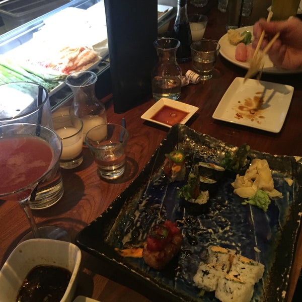 Foto tirada no(a) Squid Ink Sushi Bar por Bernice K. em 4/17/2016
