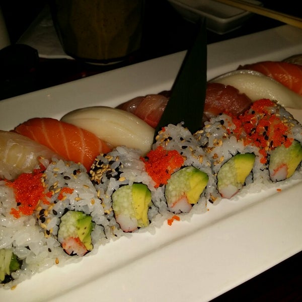 รูปภาพถ่ายที่ Fuji Hibachi Sushi &amp; Lava Bar โดย Darrell K. เมื่อ 2/11/2014