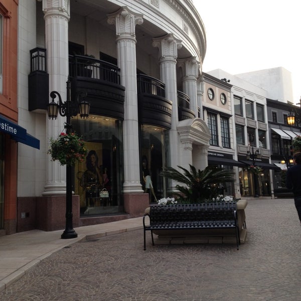 Foto diambil di Versace Beverly Hills oleh Tina L. pada 1/26/2014