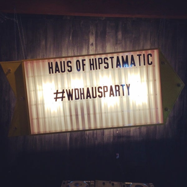 Foto tomada en Haus of Hipstamatic  por Courtney K. el 3/29/2014