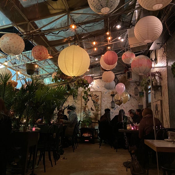Cute back patio (got cold towards end of meal tho). Good for dates. Nice variety on the menu. Fettuccine w/ chicken & mushrooms was good - cooked al dente. Also try the calamari & fried zucchini.