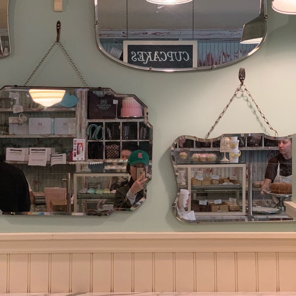 Photo taken at Magnolia Bakery by Sey on 5/12/2019