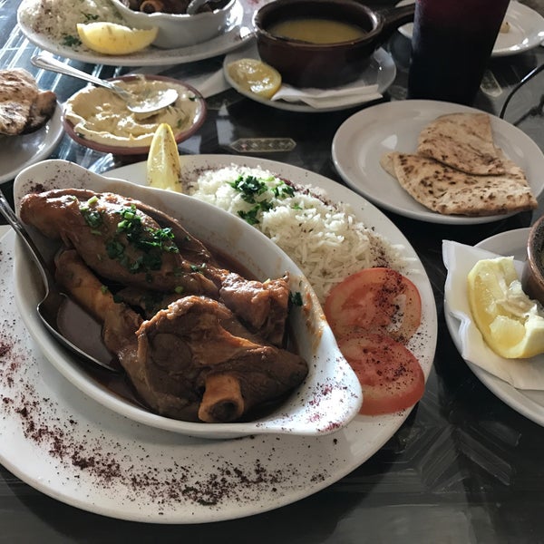 2/26/2017 tarihinde Hanwen Z.ziyaretçi tarafından Aladdin Mediterranean Restaurant'de çekilen fotoğraf