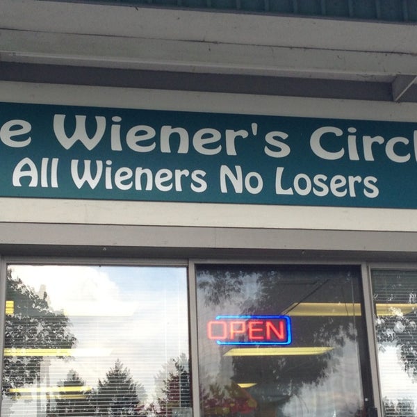 Foto tirada no(a) The Wiener&#39;s Circle por Cheryl O. em 9/5/2013