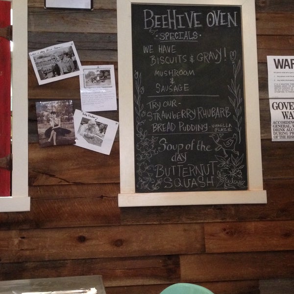 4/8/2015 tarihinde Erik T.ziyaretçi tarafından BeeHive Oven Biscuit Café'de çekilen fotoğraf