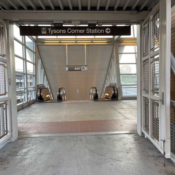 Das Foto wurde bei Tysons Metro Station von Rico N. am 9/7/2021 aufgenommen
