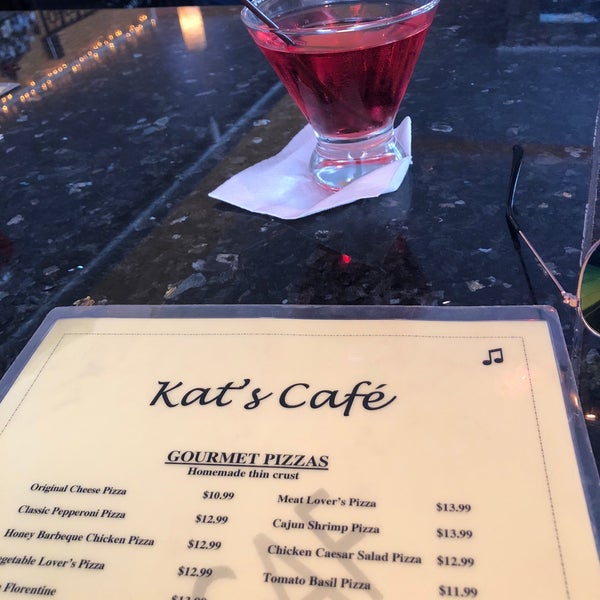 Das Foto wurde bei Kat&#39;s Cafe von Rico N. am 6/29/2018 aufgenommen