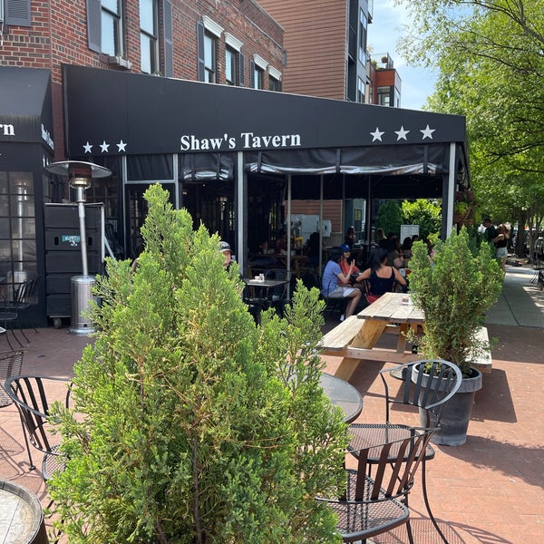 Foto tirada no(a) Shaw&#39;s Tavern por Rico N. em 5/22/2021