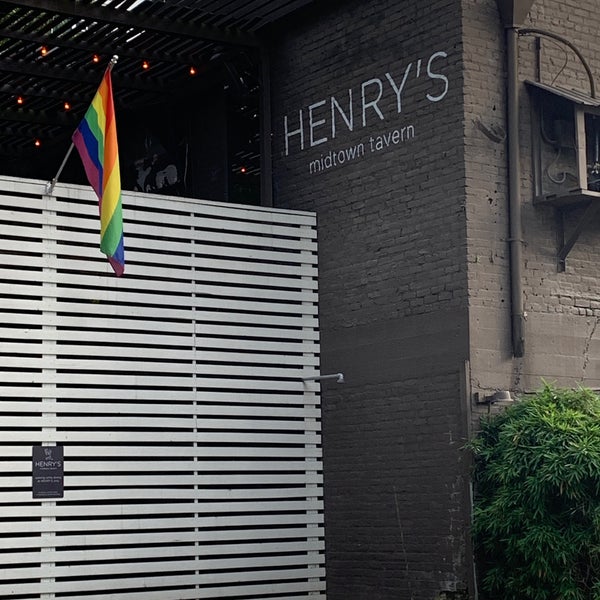 Foto tirada no(a) Henry&#39;s Midtown Tavern por Rico N. em 5/6/2019