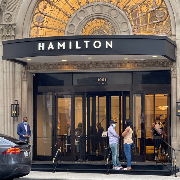 Foto diambil di Hamilton Hotel Washington DC oleh Rico N. pada 10/8/2021