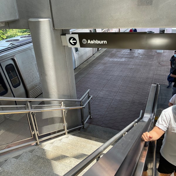 6/20/2021 tarihinde Rico N.ziyaretçi tarafından Tysons Metro Station'de çekilen fotoğraf