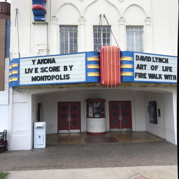 รูปภาพถ่ายที่ Texas Theatre โดย Samuel O. เมื่อ 4/13/2017