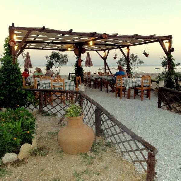 I loved the beach 'wooden trellis' setting and the food here is quite good. We very much enjoyed our dinner here.
