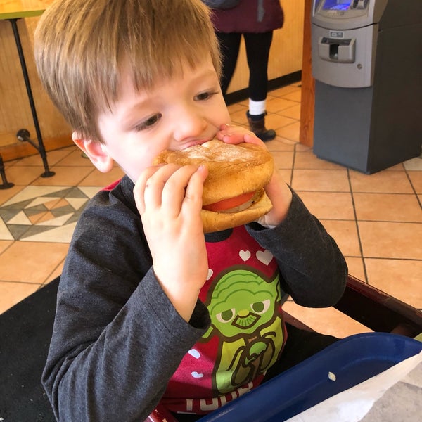 Das Foto wurde bei Krazy Jim&#39;s Blimpy Burger von Sarah C. am 12/1/2018 aufgenommen
