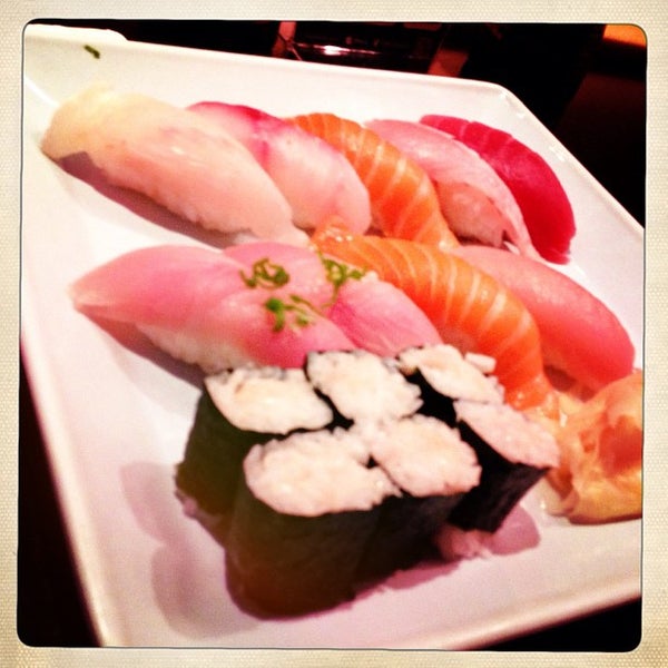 รูปภาพถ่ายที่ Monster Sushi โดย Jimi S. เมื่อ 6/30/2013