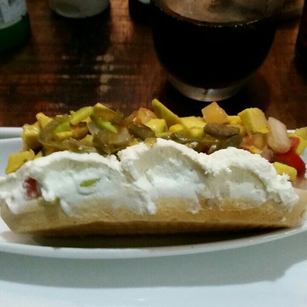 Das Foto wurde bei Überdog - Amazing Hot Dogs von Fábio S. am 4/26/2015 aufgenommen