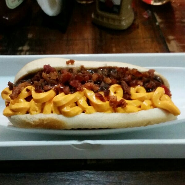 Das Foto wurde bei Überdog - Amazing Hot Dogs von Fábio S. am 4/26/2015 aufgenommen