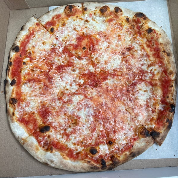 Foto diambil di Patsy&#39;s Pizza - East Harlem oleh Rachel W. pada 1/2/2022