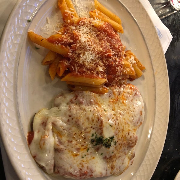 Снимок сделан в Gino&#39;s Restaurant пользователем Rachel W. 6/10/2018