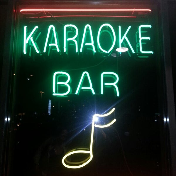 รูปภาพถ่ายที่ The Common Interest Karaoke Bar &amp; Grill โดย Robt K. เมื่อ 5/6/2013