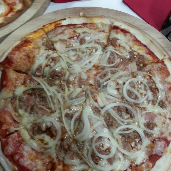 รูปภาพถ่ายที่ Pizza al Vol โดย Mario C. เมื่อ 9/15/2013