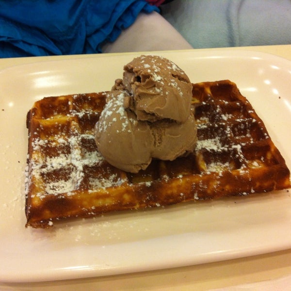 Photo taken at Wafflelicious by Thomas G. on 9/20/2013