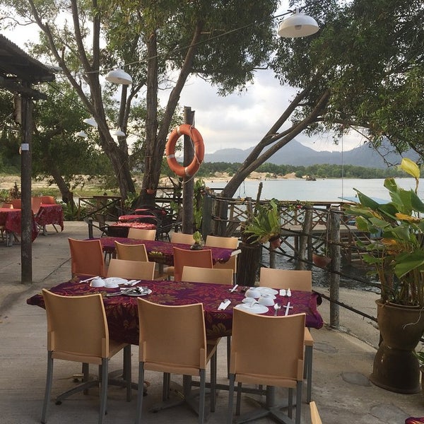รูปภาพถ่ายที่ Rumbia Resort Villa, Paka, Terengganu โดย Ajim A. เมื่อ 2/18/2015