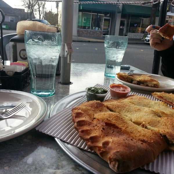 2/25/2013에 Hez B.님이 Vancouver Pizza에서 찍은 사진
