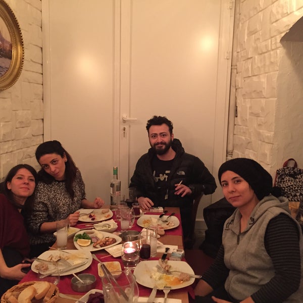 Das Foto wurde bei Şehbender 14 Restaurant von cemre c. am 2/12/2015 aufgenommen