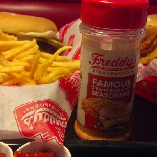 Foto tirada no(a) Freddy&#39;s Frozen Custard &amp; Steakburgers por Nina N. em 2/22/2014