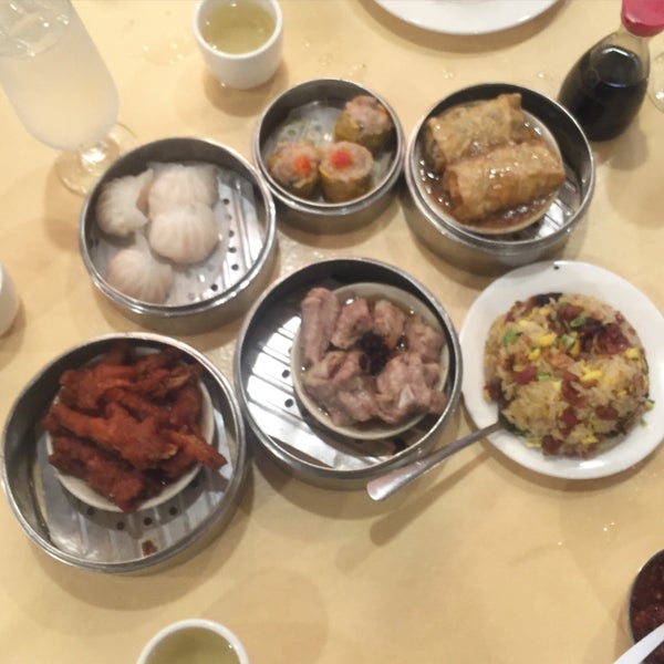 Photo prise au Canton House Chinese Restaurant par Carl T. le12/25/2015