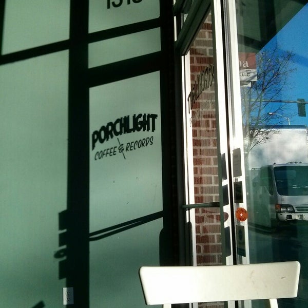 2/6/2014 tarihinde Nickziyaretçi tarafından Porchlight Coffee &amp; Records'de çekilen fotoğraf