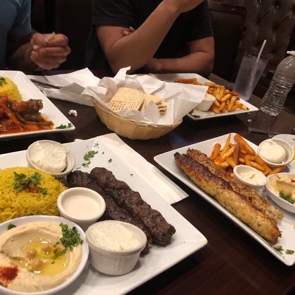 Das Foto wurde bei Almaza Restaurant von Essa am 4/26/2019 aufgenommen