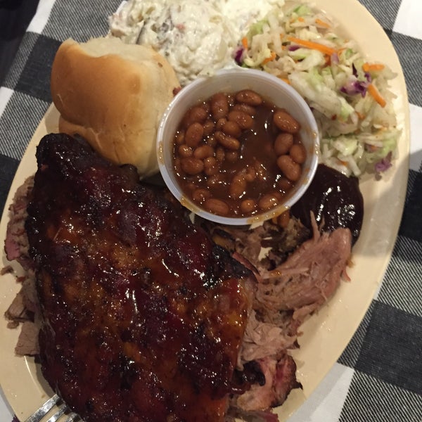 9/4/2015 tarihinde Stellaziyaretçi tarafından Whole Hog Cafe North Little Rock &amp; Catering'de çekilen fotoğraf
