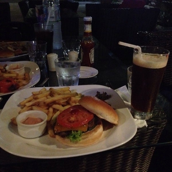 Foto tirada no(a) Just Burger por Zeynep S. em 9/19/2014