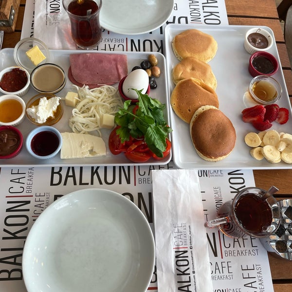 Foto diambil di Balkon Cafe &amp; Kahvaltı oleh Nilufar pada 3/24/2023